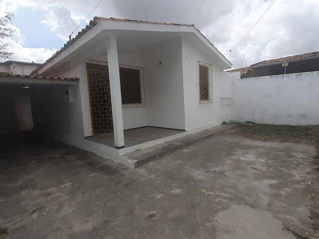 #1317 - Casa para Venda em Feira de Santana - BA