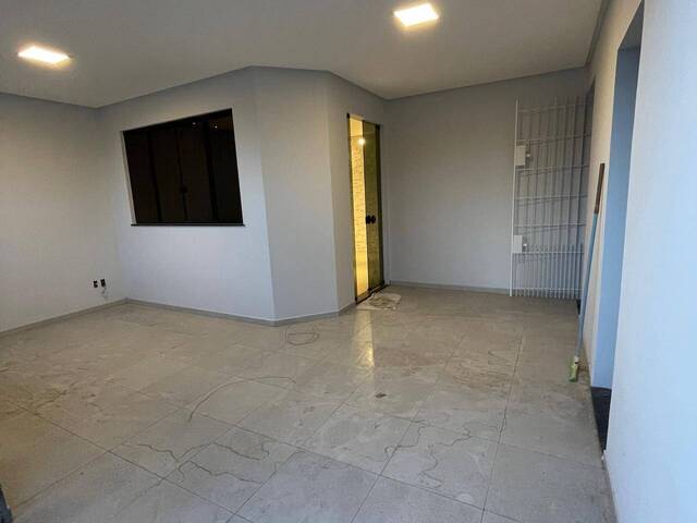 Casa para Venda em Feira de Santana - 2